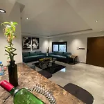فيلا موقع مميز وإطلالة على المسبح