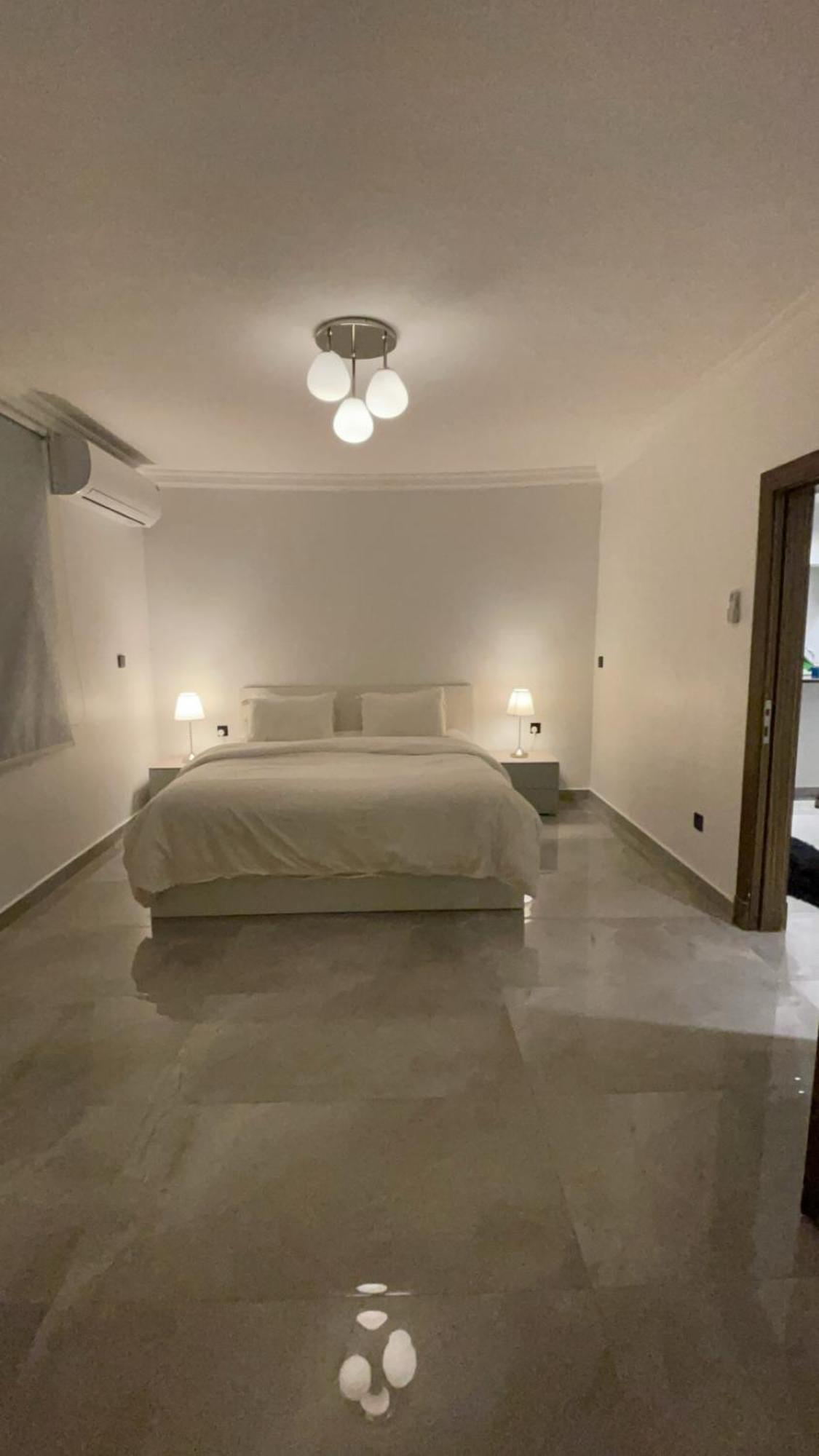 موقع مميز وإطلالة على المسبح Villa *