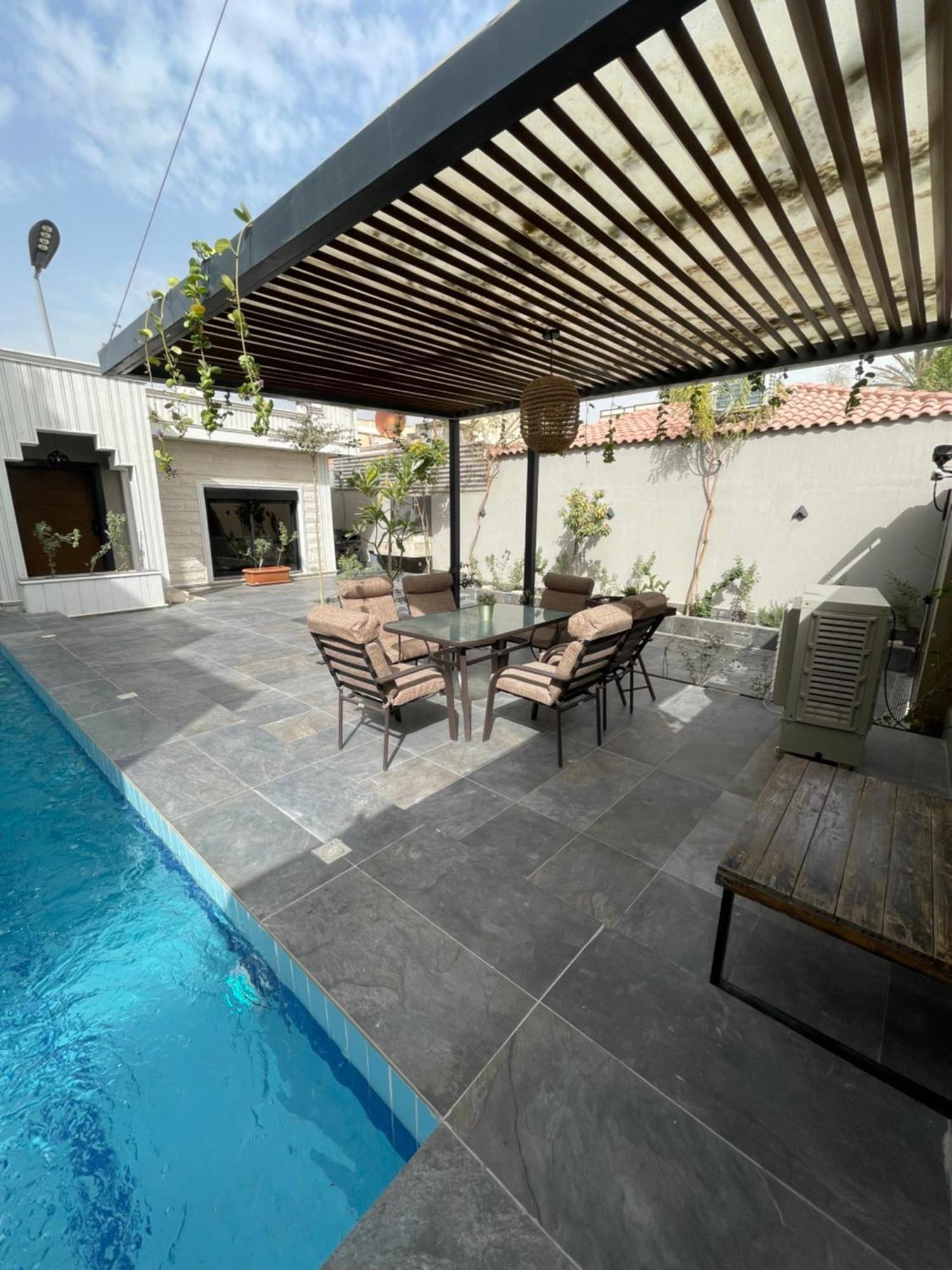 موقع مميز وإطلالة على المسبح Villa