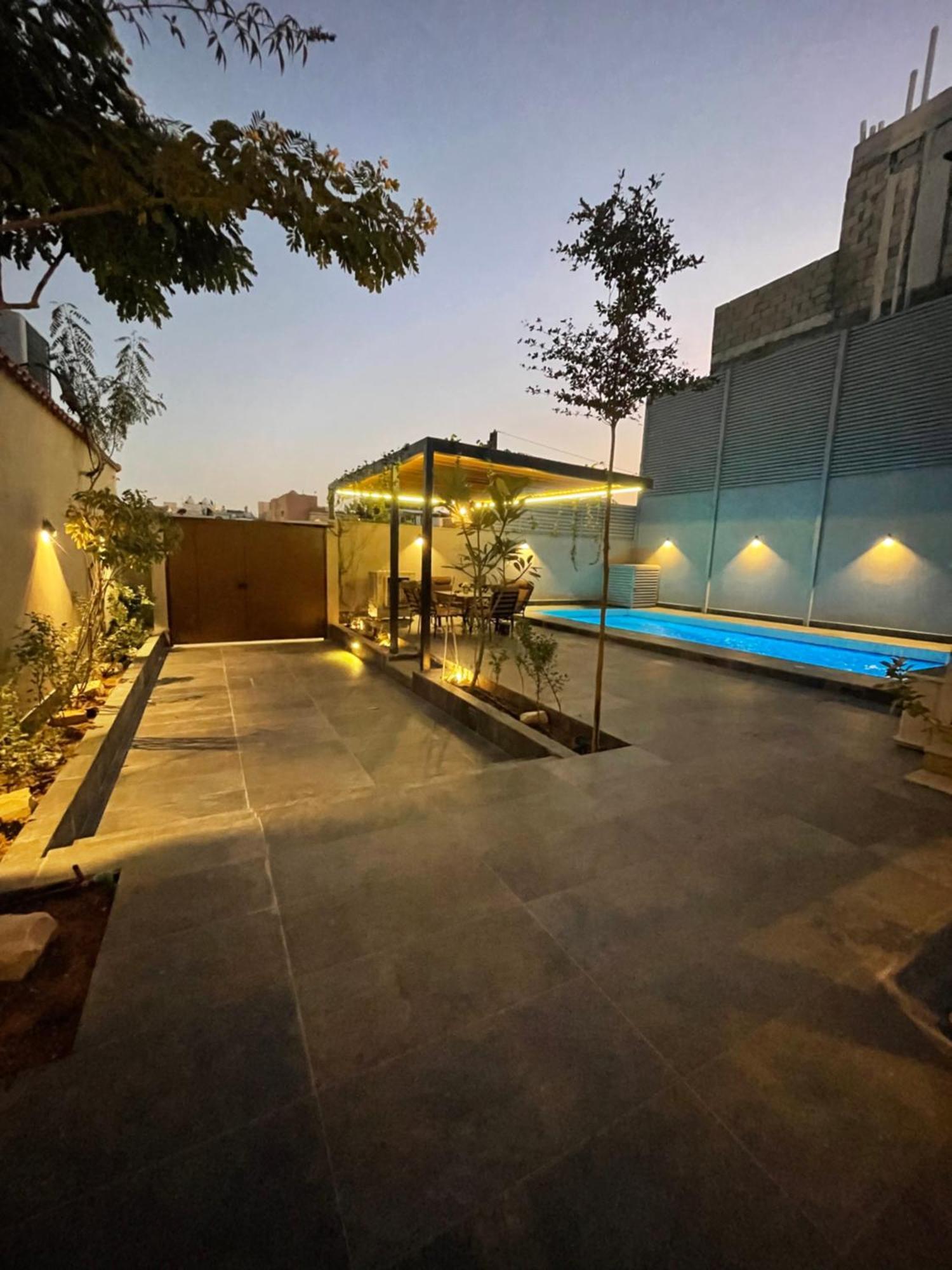 موقع مميز وإطلالة على المسبح Villa *