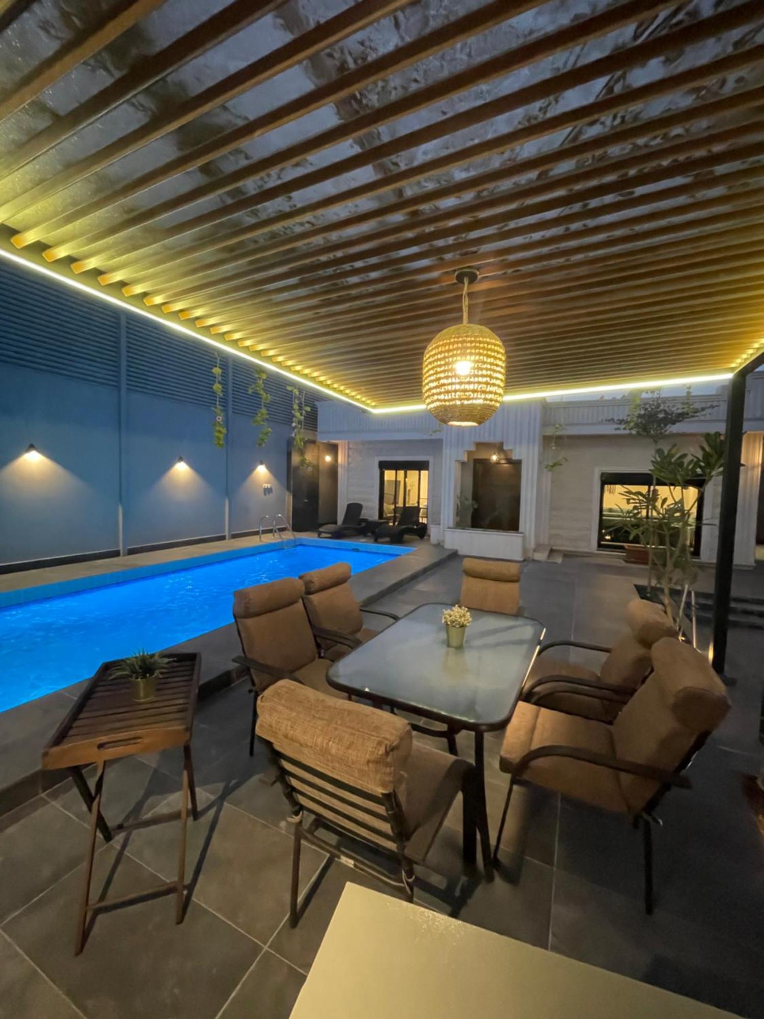 موقع مميز وإطلالة على المسبح Villa *