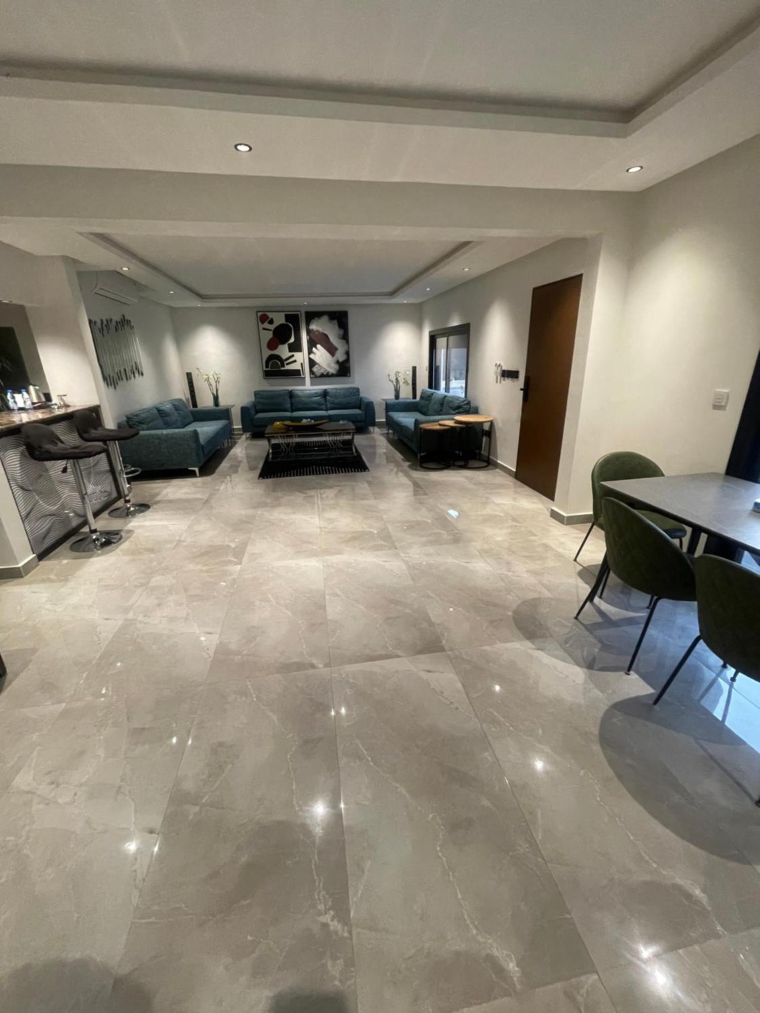 موقع مميز وإطلالة على المسبح Villa